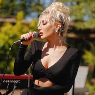 Sevmek Bizim İşimiz (Akustik)